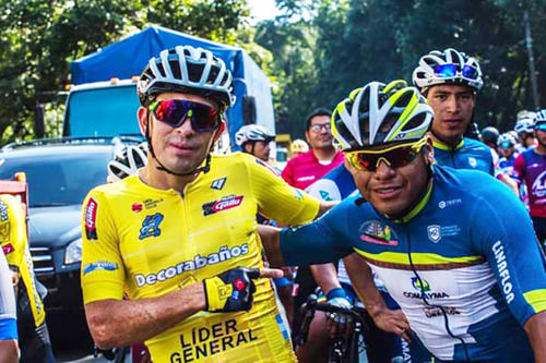 Guarda fotograf&iacute;as de sus participaciones en las diferentes Vueltas a Guatemala. Abel Jochol&aacute; (derecha), junto a Manuel Rodas, &iacute;cono del ciclismo. (Foto: Julio Bala/Colaborador)