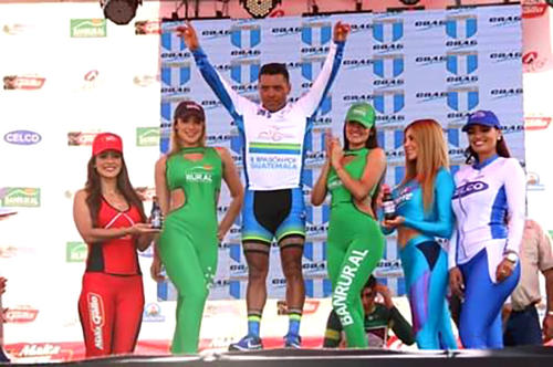 Abel guarda fotograf&iacute;as de sus participaciones en las diferentes Vueltas a Guatemala. (Foto: Julio Bala/Colaborador)