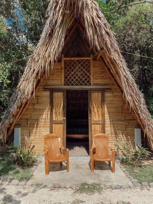 Tambi&eacute;n hay caba&ntilde;as r&uacute;sticas integradas al entorno natural.