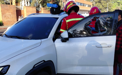 Pedazos de vidrio quedaron incrustados en el rostro de la conductora. (Foto: Rafael Zu&ntilde;iga/ CBM)