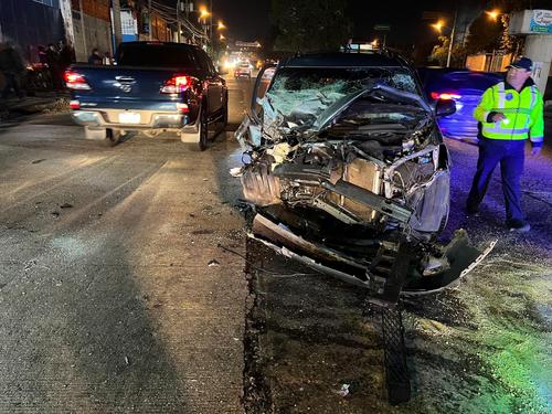 Debido al choque, combustible qued&oacute; derramado en la cinta asf&aacute;ltica. (Foto: PMT Villa Nueva)