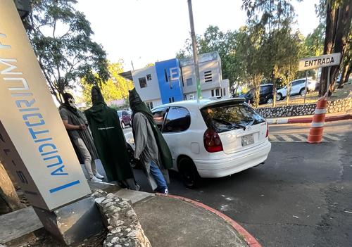 "Encapuchados" del Comit&eacute; de Huelga habr&iacute;an cometido actos denigrantes contra estudiantes de primer ingreso en la USAC. (Foto: Fredy Hern&aacute;ndez/Soy502)