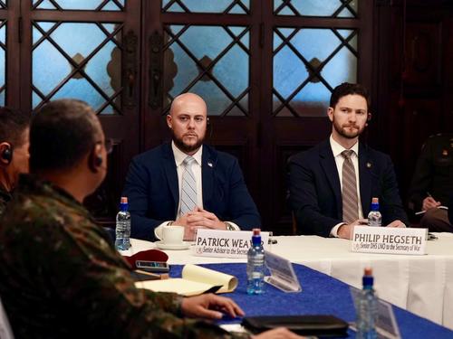 El Asesor Principal del Secretario de Guerra, Patrick Weaver, y el Oficial de Enlace Superior del Departamento de Seguridad Nacional, Philip Hegseth, durante la reuni&oacute;n. (Foto: Embajada de EE. UU. en Guatemala)
