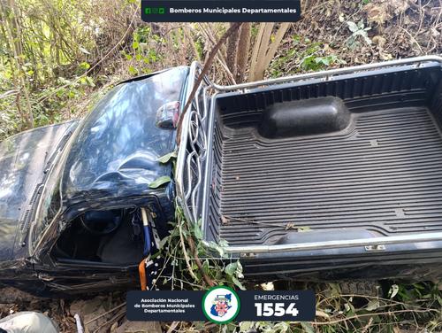 El picop cay&oacute; a una hondonada por causas no establecidas. (Foto: Asonbomd)