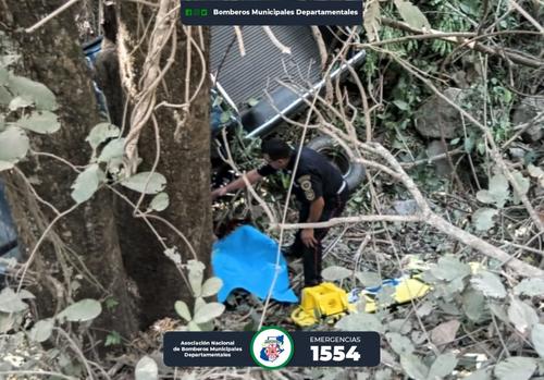 El cuerpo de la v&iacute;ctima mortal qued&oacute; a un costado del picop. (Foto: Asonbomd)