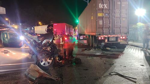 Interrupci&oacute;n al tr&aacute;nsito por colisi&oacute;n en Avenida Petapa (Foto: Amilcar Montejo)