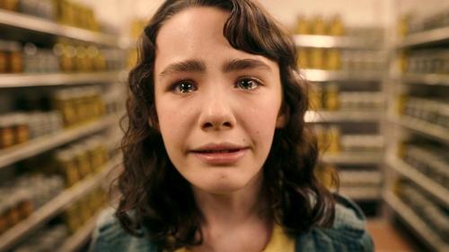 La joven actriz Clara Stack sorprende como Lilly Bainbridge.