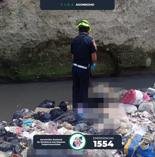 Los Bomberos Municipales Departamentales llegaron al lugar para rescatar el cuerpo sin vida. (Foto: Asonbomd)
