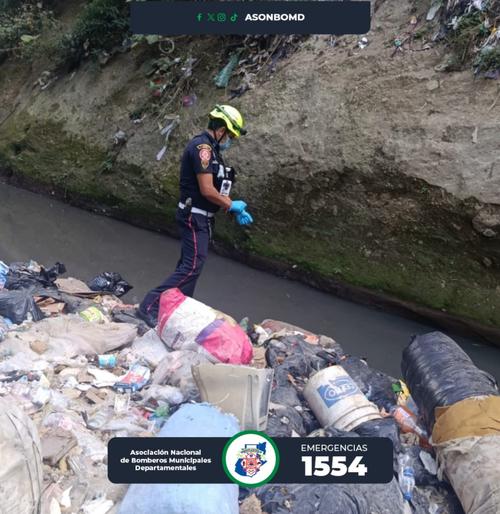 El cuerpo se encontraba bajo el puente Doraldina, en la zona 2 de Mixco. (Foto: Asonbomd)