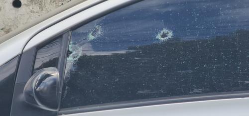 El veh&iacute;culo de color gris presenta perforaciones de proyectil de arma de fuego. (Foto: Jorge Sent&eacute;/colaborador)