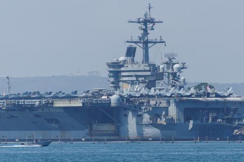 Se espera que el USS Abraham Lincoln se incorpore a las fuerzas estadunidenses que aguardan cerca de la costa iran&iacute;. (Foto: Infobae)