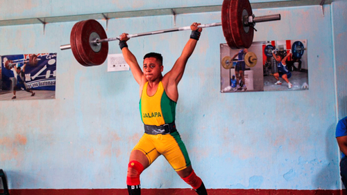 El joven consigui&oacute; varias medallas en el levantamiento de pesas. (Foto: Cortes&iacute;a)