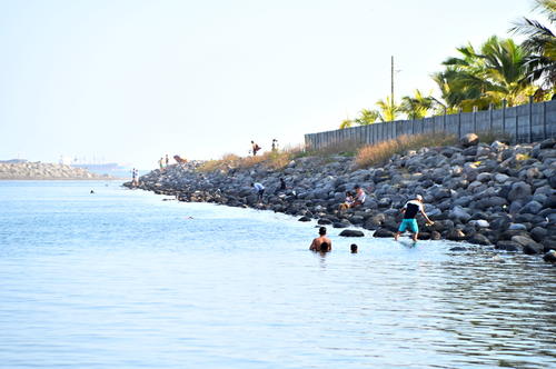 Muchos llevan su hilo y carnada para pescar en este lugar. (Foto: Henry L&oacute;pez/Colaborador)