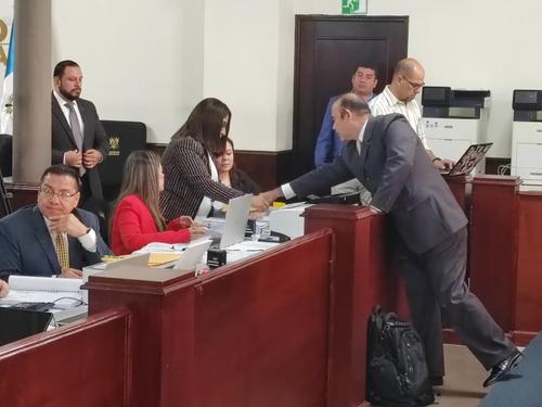 Momento en que el Procurador de los Derechos Humanos entrega su expediente. (Foto: Foro Guatemala) 
