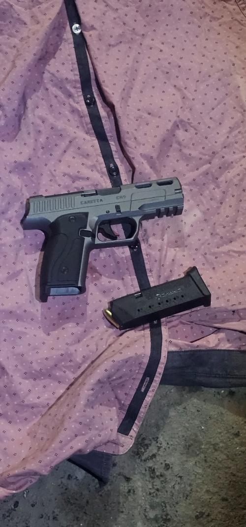 Al capturado se le incaut&oacute; una pistola 9mm. con una tolva y cinco municiones. (Foto: PNC)