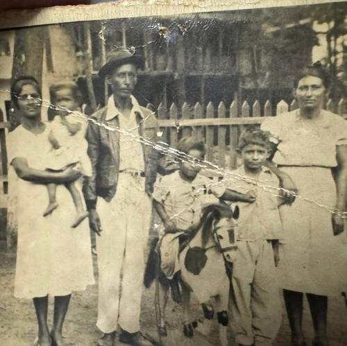 Una familia paseando en Usumatl&aacute;n en la &eacute;poca de anta&ntilde;o. (Foto: Guatehistoria)