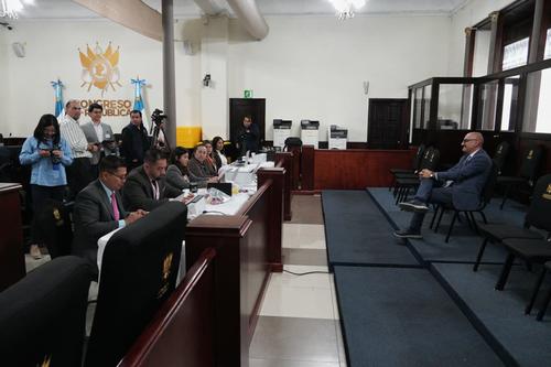 Carlos Roberto Garza Grisolia entrega expediente para postularse como magistrado del TSE. (Foto: Wilder L&oacute;pez/Soy502)