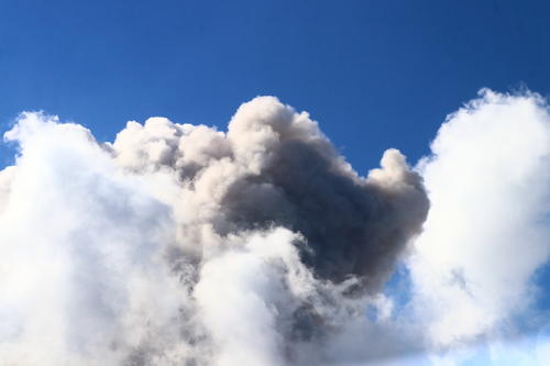 Se puede observar c&oacute;mo las columnas de ceniza se elevan tras cada explosi&oacute;n. (Foto: Oswaldo Cop/Colaborador)