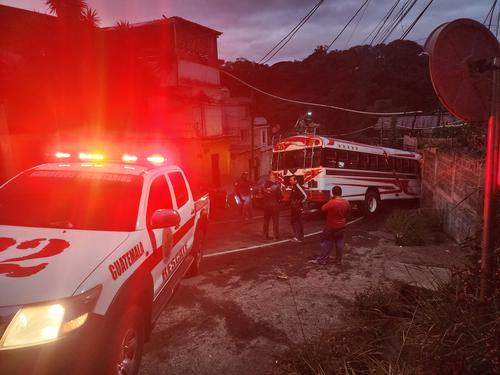 El accidente complic&oacute; el paso vehicular y los agentes de tr&aacute;nsitos tuvieron que alternar el carril que qued&oacute; libre. (Foto: CBV)