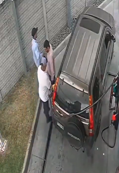 Los delincuentes despojan de sus pertenencias a un conductor que se encontraba en una estaci&oacute;n de gasolina en la zona 11. 