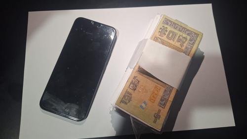 El ahora detenido fue soprendido cuando recog&iacute;a un paquete que simulaba la cantidad de Q25 mil, dinero el cual era exigido bajo amenazas. (Foto: PNC)