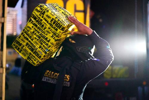 Autoridades siguen realizando revisiones a otros contenedores para descartar que existan m&aacute;s paquetes con droga. (Foto: PNC)