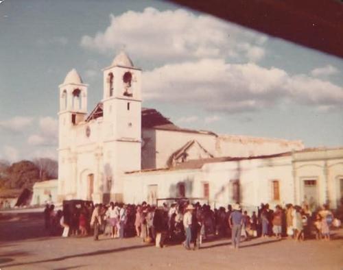 As&iacute; luc&iacute;a el principal templo cat&oacute;lico de la ciudad a comienzos de 1976. (Foto: FB Radio Renacer)