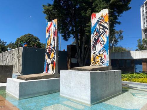 Estas piezas formaron parte del Muro de Berl&iacute;n y ahora adornan la plaza. (Foto: Cortes&iacute;a Tripadvisor)