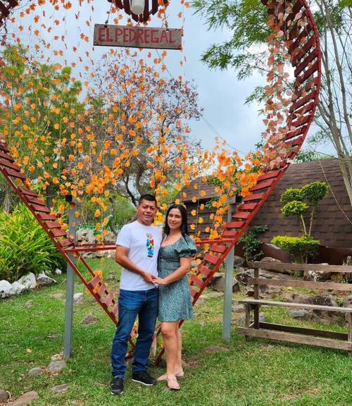 Las parejas aprovechan los creativos espacios para sacarse fotograf&iacute;as. (Foto: FB Finca El Pedregal)