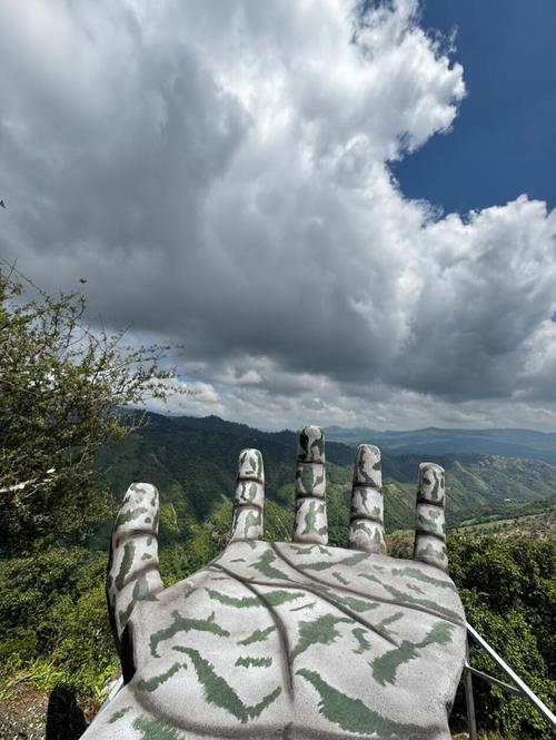 Destaca el mirador con una mano gigante. (Foto: FB Finca El Pedregal)