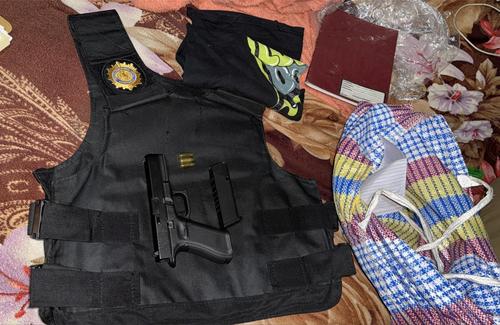 Junto al chaleco se incautaron armas de fuego con sus respectivas municiones. (Foto: Ministerio P&uacute;blico)