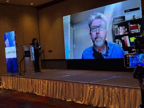 Scott Rembrandt, subsecretario adjunto (DAS) de Pol&iacute;tica Estrat&eacute;gica, en el Departamento del Tesoro de EE.UU., se dirigi&oacute; a los asistentes al foro y urgi&oacute; la aprobaci&oacute;n de la ley antilavado de dinero en Guatemala. (Foto: Cortes&iacute;a/Soy502)