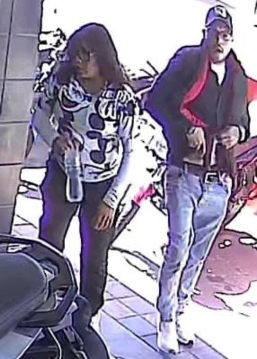 El hombre saca el arma antes que los afectados puedan reaccionar ante el asalto.
