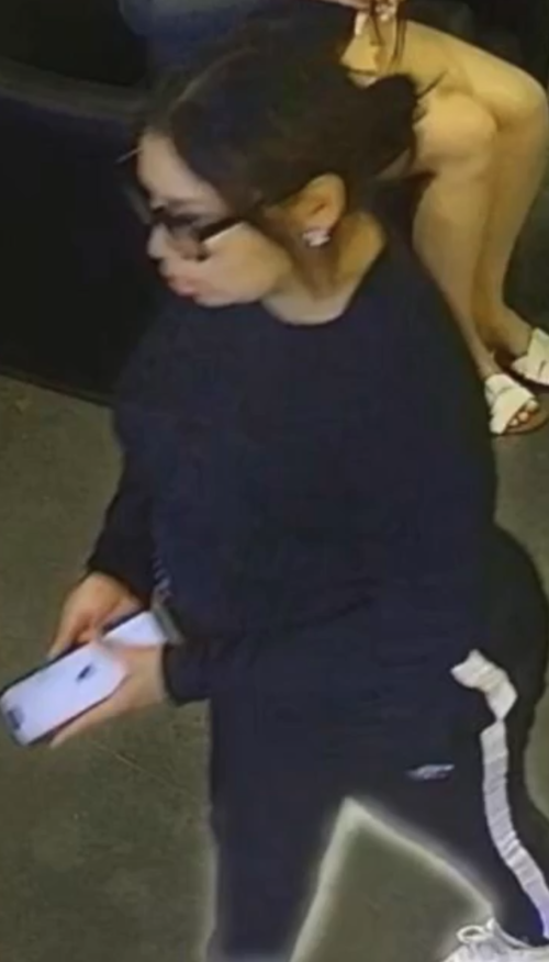 La mujer se apresura para salir tras haber cometido el robo.
