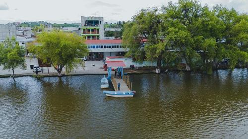 Algunas lanchas prestan servicio para dar un paseo a los visitantes. (Foto: Cortes&iacute;a Municipalidad)