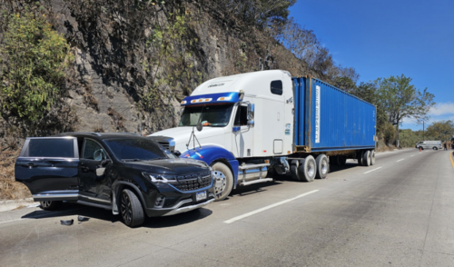 El tr&aacute;iler colision&oacute; contra dos veh&iacute;culos. (Foto: ASONBOMD)