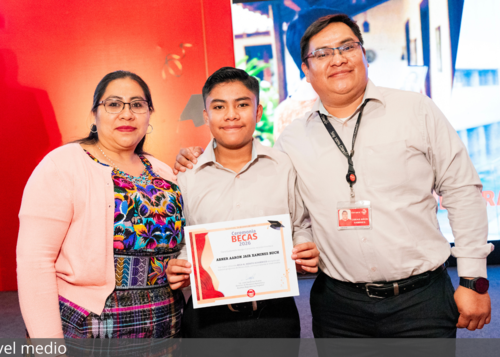 Claro, becas, educaci&oacute;n, profesional, carrera, talento humano, Guatemala, Soy502