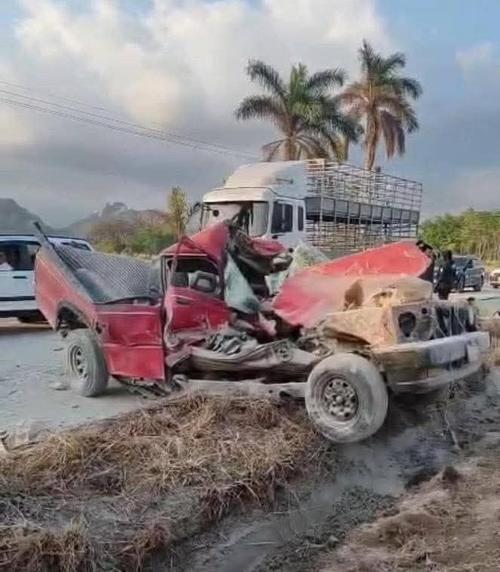 Un picop qued&oacute; destruido tras ser impactado fuertemente durante el accidente de tr&aacute;nsito. (Foto: Redes sociales)