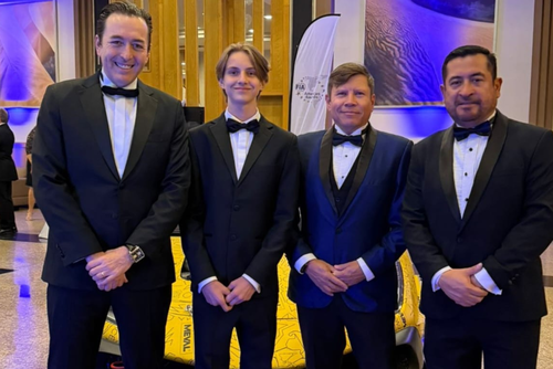 Pedro Cofi&ntilde;o, presidente del Autom&oacute;vil Club Guatemala, junto a los pilotos, Aaron Burbano y &Eacute;dgar G&aacute;lvez, y el gerente de la instituci&oacute;n, William Calvillo. (TodoMotor)