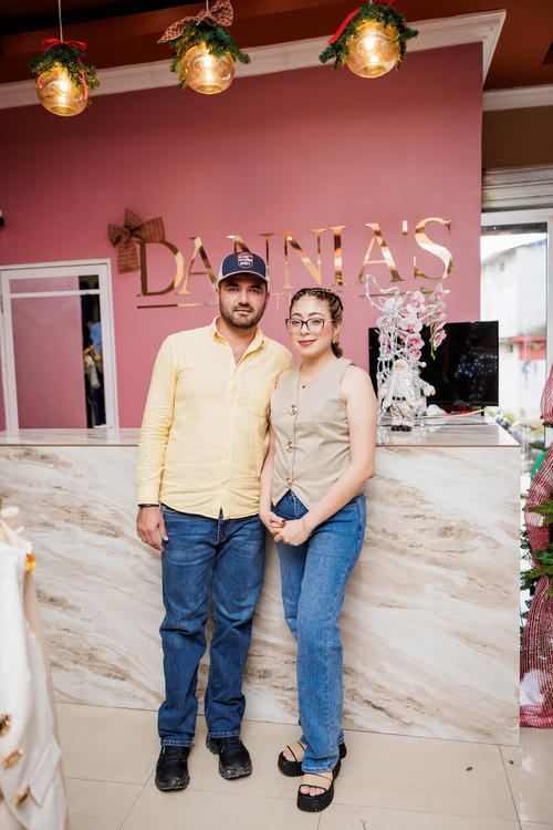 Dannia junto a su esposo, &Aacute;lex Morales, quien la ha apoyado para que el negocio se mantenga en marcha. (Foto: Roberto Garc&iacute;a/Colaborador)
