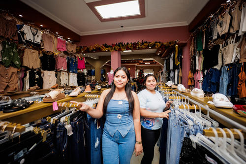 Numerosas mujeres peteneras visitan el negocio para adquirir prendas modernas y a precios adecuados. (Foto: Roberto Garc&iacute;a/Colaborador)