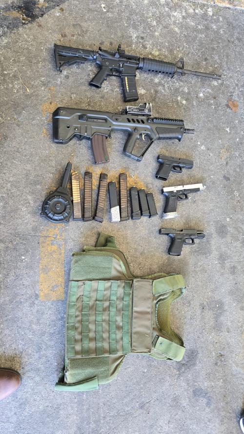 Armamento incautado a Reyes Popol al ser detenido. (Foto: Mingob/Soy502)