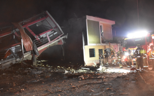 Durante la emergencia los bomberos tambi&eacute;n salvaron a una familia. (Foto: Alfonzo L&oacute;pes/Colaborador)
