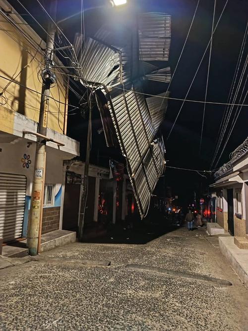 Fuertes vientos generaron da&ntilde;os en esta vivienda. (Foto: CONRED)