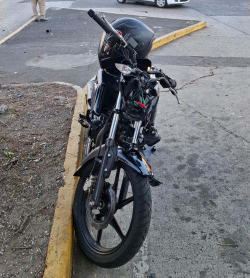 El motorista fue trasladado a un centro asistencial. (Foto: PNC)