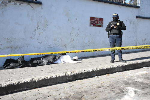 La v&iacute;ctima se encontraba sobre la acera, pero a&uacute;n no ha sido identificada. (Foto: Erick Colop/colaborador)