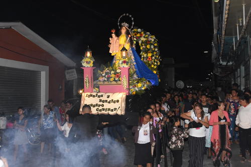 Devotos celebran a la Virgen de Candelaria con procesiones. (Foto: Wilder L&oacute;pez/Colaborador)