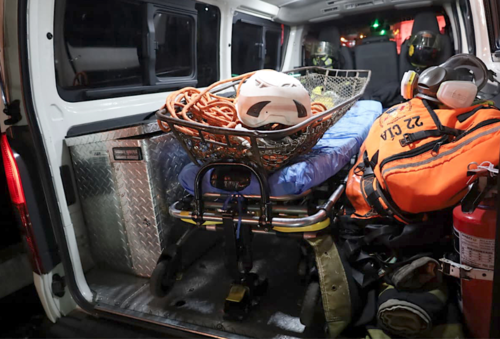 Los socorristas usaron equipo especial para poder descender al barranco de m&aacute;s de 100 metros. (Foto: Leandro Amado/ CVB)