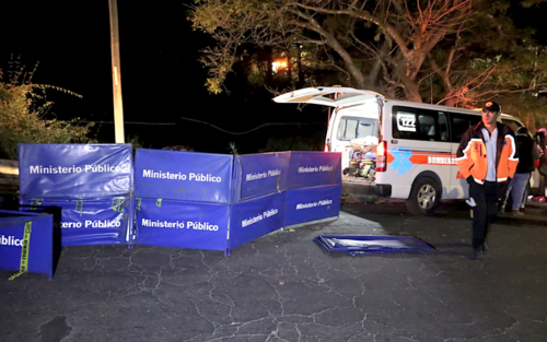 T&eacute;cnicos del Ministerio P&uacute;blico documentaron el cuerpo y luego fue metido en una bolsa negra para ser llevado a la morgue. (Foto: Leandro Amado/ CVB)