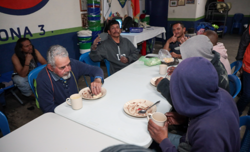 Los albergues brindan una cena a quienes logran espacio. (Foto: Oscar Rivas/Colaborador)
